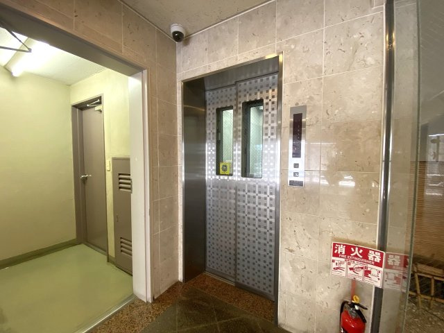カーム・デイズ吾妻橋のその他共用部分|重い荷物をお持ちの際やベビーカーでの移動時にも大変重宝するエレベーターを完備。階上へもスムーズで快適に移動ができ、小さなお子様からご高齢の方まで安心してお過ごしいただける共用設備です。
