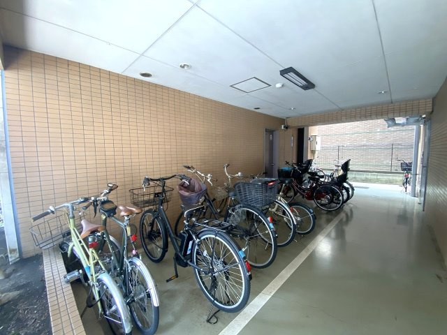 カーム・デイズ吾妻橋の駐輪場|整頓して管理されている敷地内の駐輪場スペースです。大切な自転車を安心して保管でき、毎日の通勤・通学やお買い物での移動時にも大変便利にご利用いただけます。毎日の暮らしを軽快にサポートします。