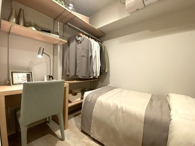 カーム・デイズ吾妻橋の子供部屋|明るい光が差し込む洋室は、お子様のお部屋や書斎にぴったりです。収納スペースが確保されているため、勉強道具や衣類などもスッキリ収まり、お部屋の広さをしっかりと有効活用していただけます。