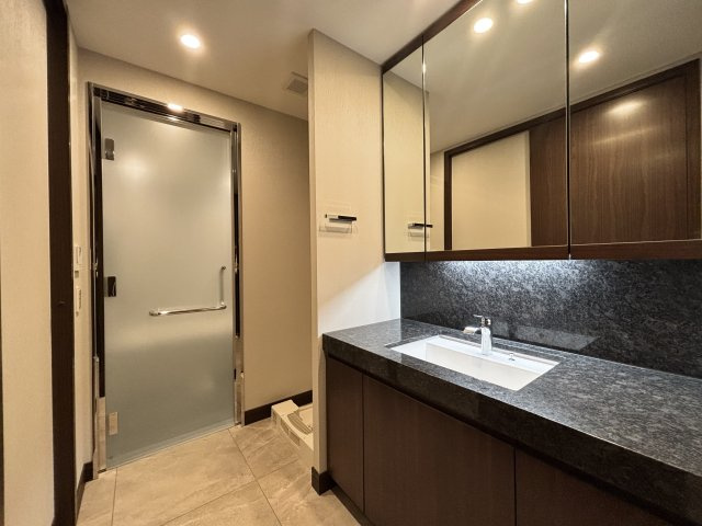 グラングリーン大阪THE NORTH RESIDENCE　扇町小学校の洗面所|洗面台