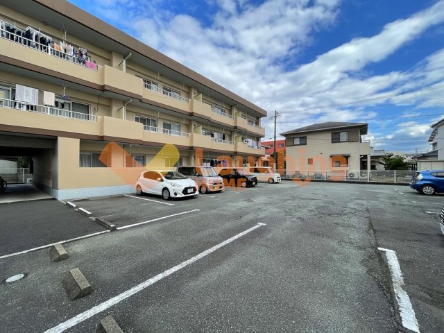 ライブタウン津福B棟の駐車場|カースペースがあります