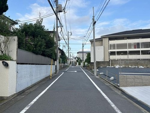 目黒区東が丘　建築条件なし売地の前面道路含む現地写真