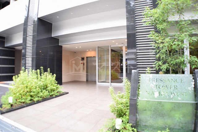 大阪市浪速区桜川２丁目の賃貸マンションのエントランス