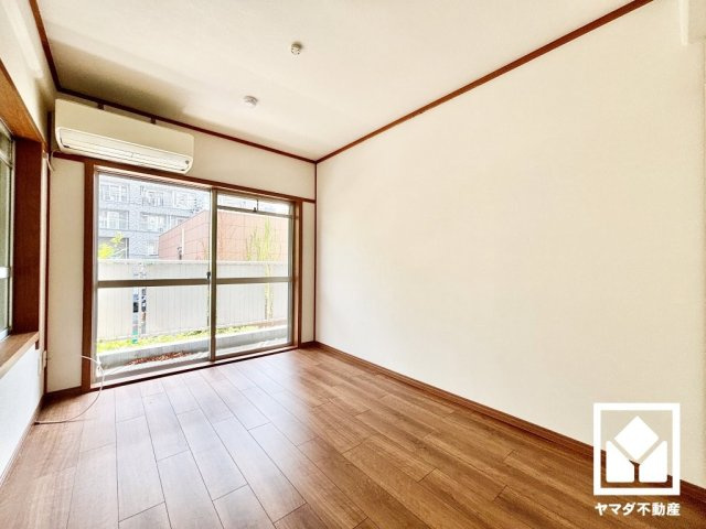 東難波ハイツの寝室|約6帖の南東側洋室です。バルコニーにつながるお部屋で、通風・陽当たり良好。