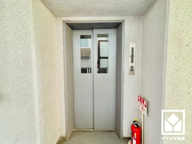東難波ハイツのその他共用部分|スムーズな移動を叶えるエレベーター。毎日の生活にゆとりをもたらす、快適な暮らしの動線をサポートします。