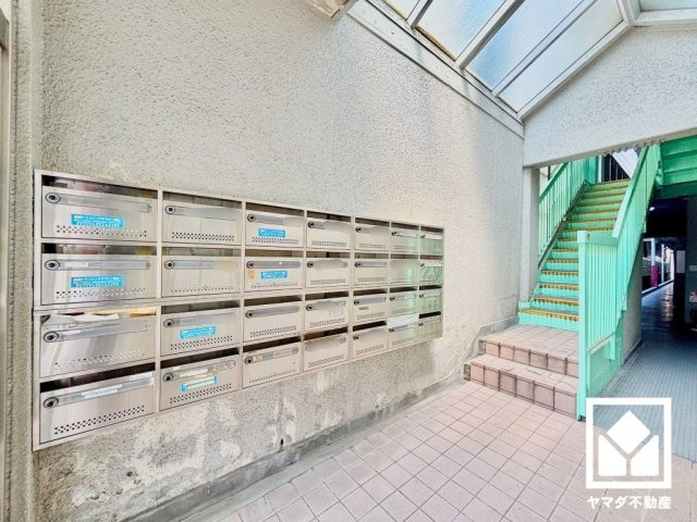 東難波ハイツのその他共用部分|共用部には日常の郵便物受け取りに便利な集合ポストが備わっています。住まいの利便性を支える設備のひとつです。