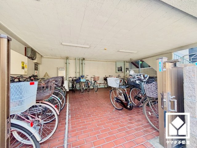 東難波ハイツの駐輪場|屋根付き駐輪場を設置。雨や日差しの影響を受けにくく、大切な自転車の保管にも便利です。平置きなので、さまざまなタイプの自転車を置きやすい仕様です。