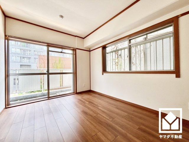 東難波ハイツの洋室|約6帖の南西側洋室です。間取り図には記載されておりませんが、西側にも窓を備えた2面採光のお部屋になっています。