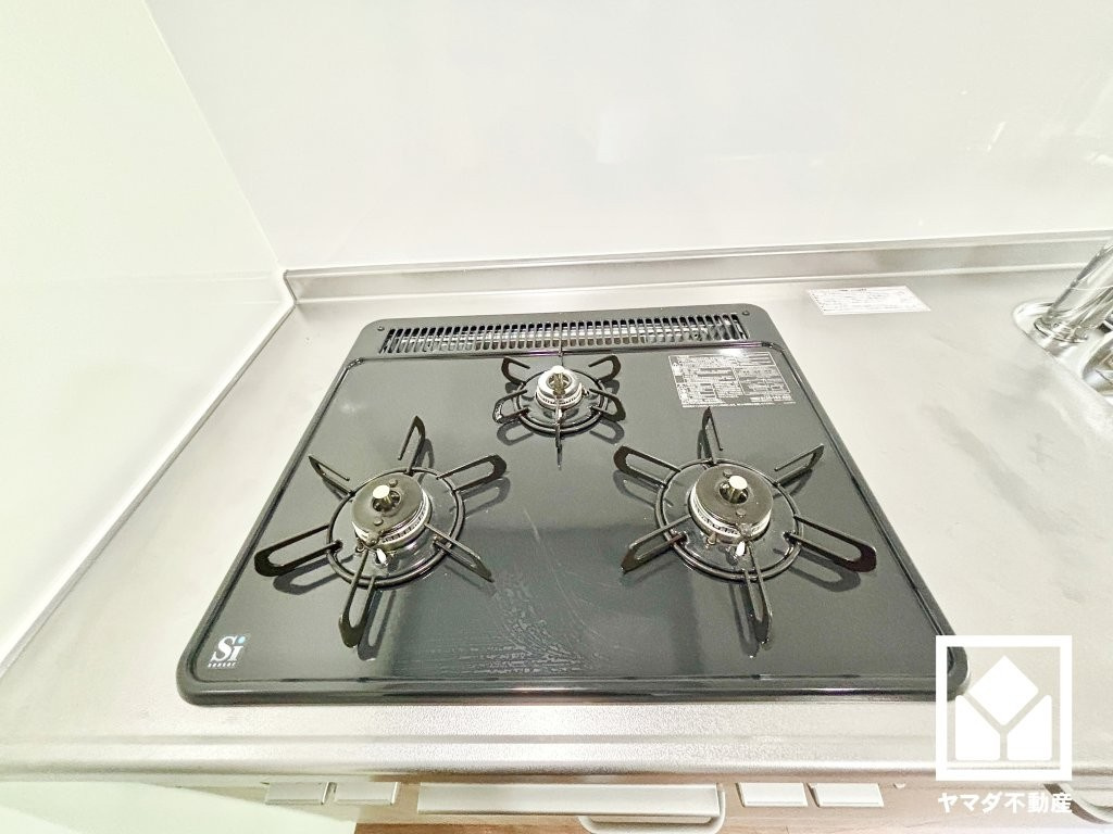東難波ハイツの設備|家族のごはん作りがはかどる、同時調理ができる3口コンロ付き。