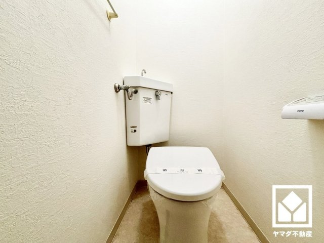 東難波ハイツのトイレ|落ち着いたデザインと使いやすさを兼ね備えたトイレです。毎日使う場所だからこそ、快適性にも配慮されています。