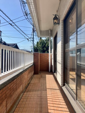 南荻窪戸建のバルコニー|外からの目が気にならないバルコニーで洗濯物が干せます