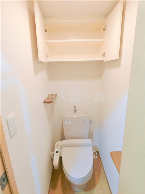 ルーブル多摩川弐番館のトイレ|吊戸棚と温水暖房便座付のトイレ