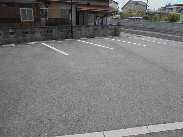 メゾンクレールの駐車場