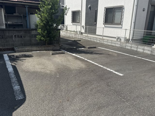 メゾンクレールの駐車場