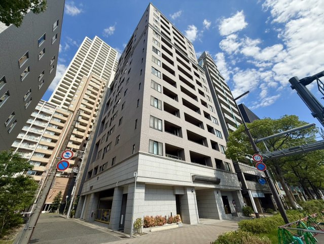 アーバンビュー神戸三宮の外観|総戸数42戸。開放感のあるメゾネットタイプのお部屋。
都心に近く複数沿線利用可能で通勤通学にも便利な立地。