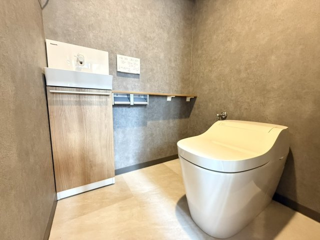 アーバンビュー神戸三宮のトイレ|1階のトイレには、使い勝手の良い小形手洗器を設置。トイレ内で手洗いまで完結できるため、来客時にも便利です。コンパクトながらも、毎日の暮らしに嬉しい細やかな配慮が感じられる空間です。