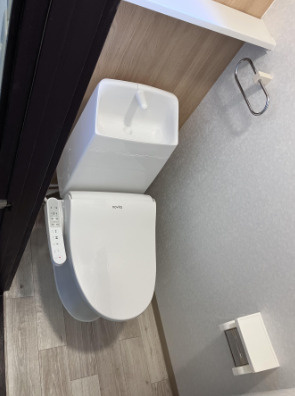 城南町貸家のトイレ|落ち着いた色調のトイレです
