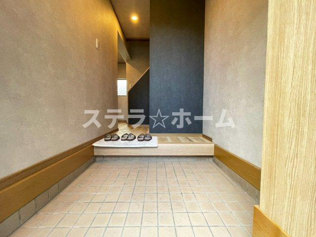 穂積1 中古戸建の玄関|収納もある玄関です