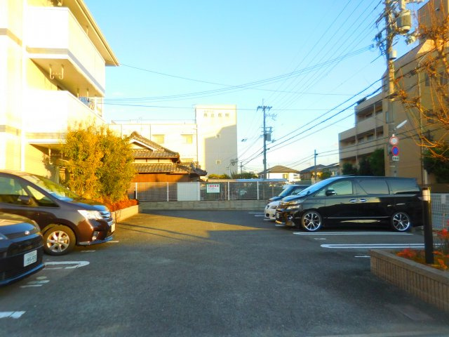 サンローゼMIYATAの駐車場