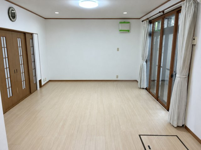 大津市島の関中古住宅の居間・リビング
