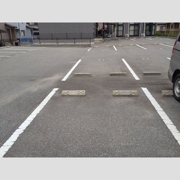 レオパレス翼Ⅵの駐車場