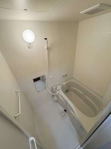 グレースフル長岡京の浴室|独立洗面化粧台を設置。追い焚き機能付きで長湯も快適な浴室