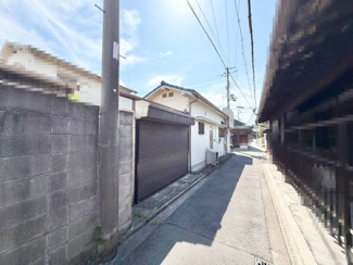 【前面道路含む現地写真】 | 現況の古家を解体して、更地渡し！解体費がかからなくていいですね♪