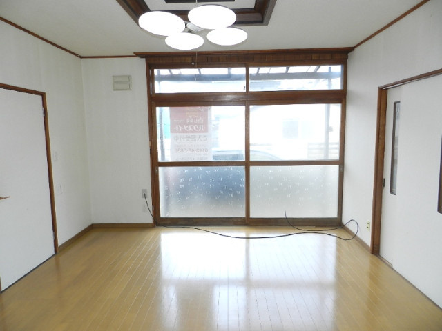 室蘭市日の出町3丁目7-32戸建の居間・リビング
