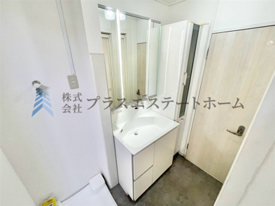 【独立洗面台】 | 須磨一ノ谷グリーンハイツF棟 | 縦にLED電球付きの洗面化粧台♪お化粧をするときも明るく照らしてくれます♪