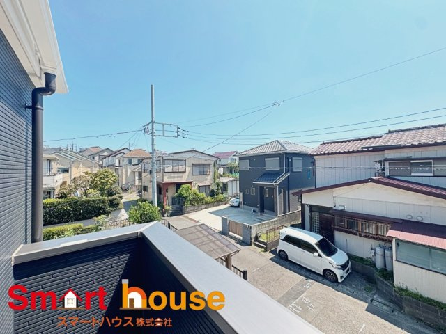 大和市福田１５期の展望|開放的なバルコニーは見晴らしもよく、太陽の温かな温もりをめいっぱい受け止めてくれます。太陽の光と爽やかな風を受けたお洗濯物はあっという間に乾き、取りこむ時には太陽の匂いを感じられそうですね。