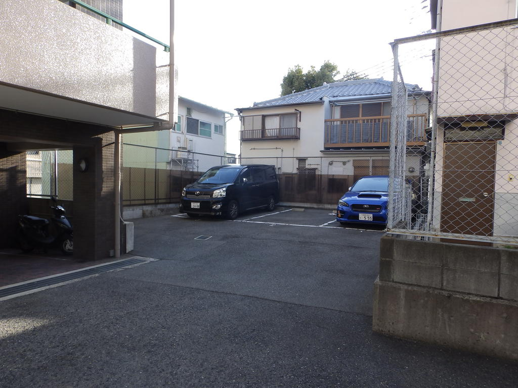 神戸市灘区篠原南町３丁目の賃貸マンションの駐車場