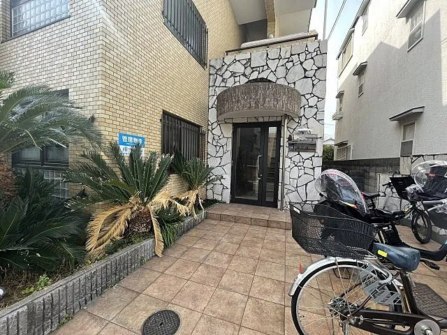 神戸市東灘区深江南町２丁目の賃貸マンションのエントランス