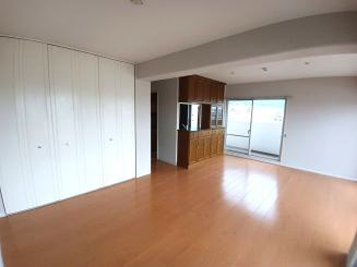 神戸市東灘区深江浜町の賃貸マンションの居間・リビング
