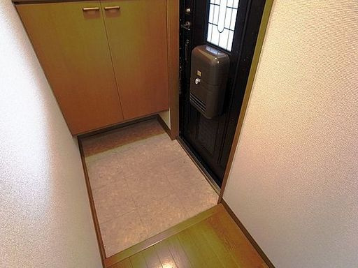 神戸市東灘区魚崎中町２丁目のアパートの玄関