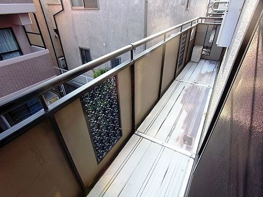 神戸市東灘区魚崎中町２丁目のアパートのバルコニー