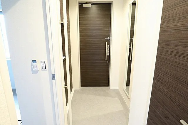 西宮市大井手町の賃貸マンションの玄関