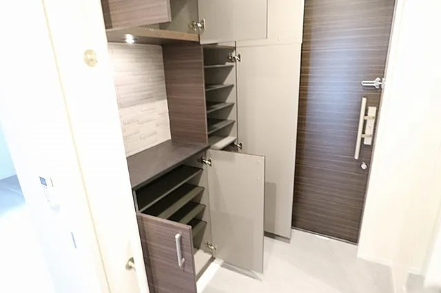 西宮市大井手町の賃貸マンションの玄関