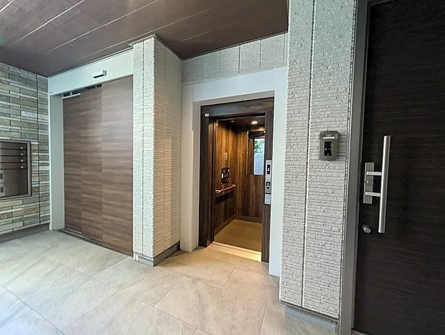 西宮市大井手町の賃貸マンションのロビー