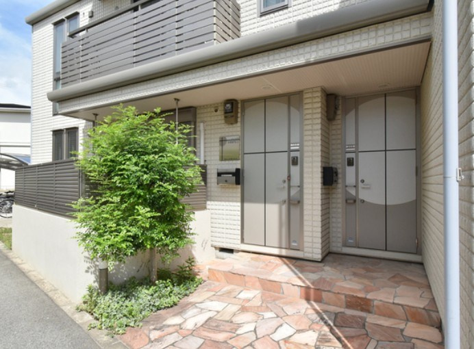 西宮市上ケ原六番町の賃貸マンションのエントランス