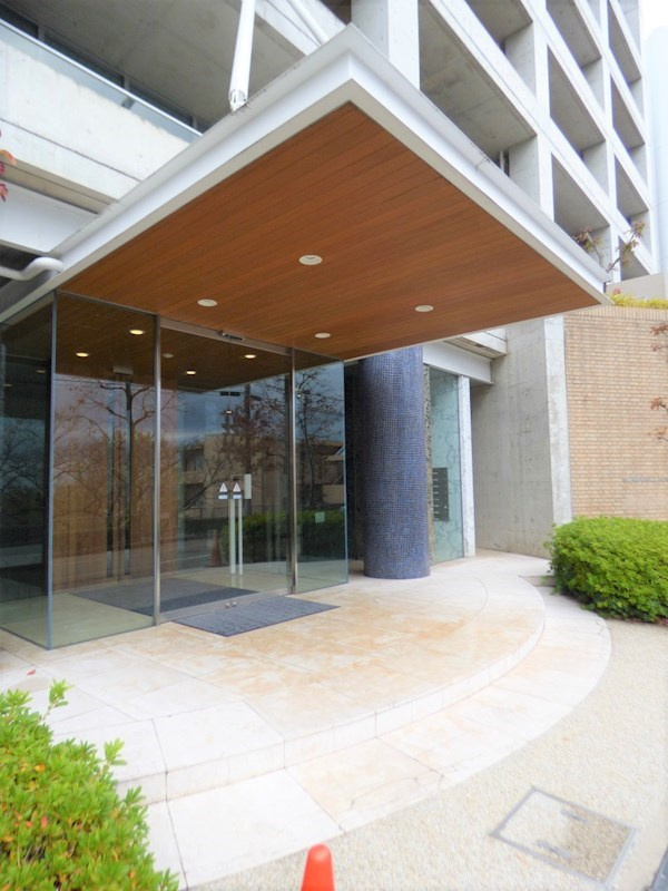 芦屋市朝日ケ丘町の賃貸マンションのエントランス