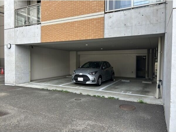 プライムアーバン仙台北目町の駐車場
