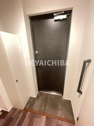 草野ビルの玄関