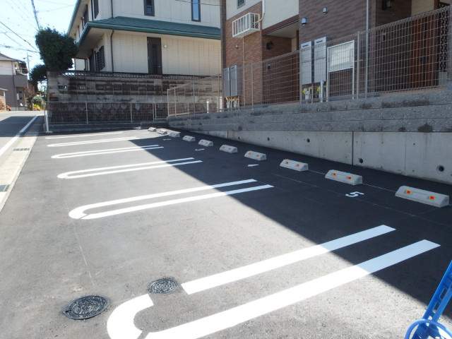 ロワール戸崎の駐車場
