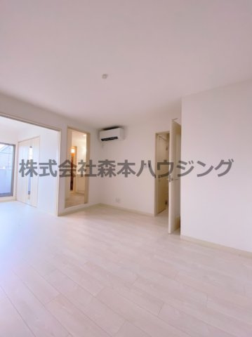 【居間・リビング】 | 　クリエオーレ星田 | こちらの居間で趣味の時間をお楽しみください