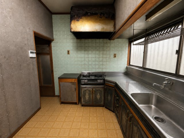 旭市足川　中古戸建のキッチン|※画像の一部はAIを用いて加工・編集しています。実際の状況と異なる場合がありますので、ご了承下さい。