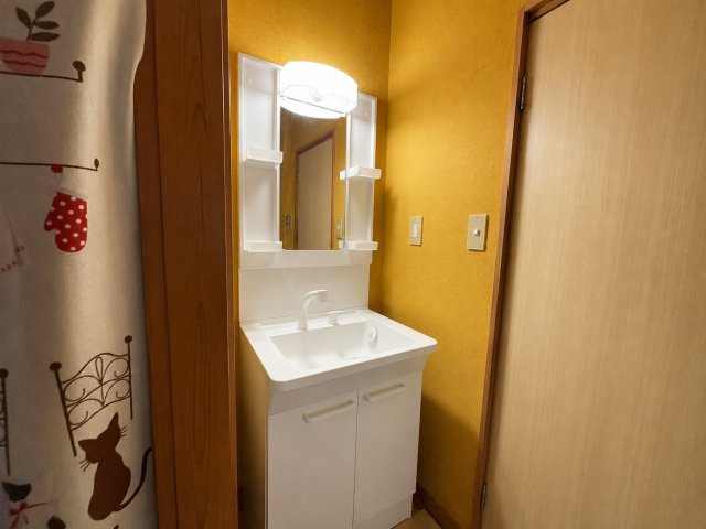 旭市足川　中古戸建の独立洗面台|※画像の一部はAIを用いて加工・編集しています。実際の状況と異なる場合がありますので、ご了承下さい。
