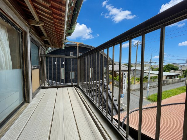 旭市足川　中古戸建のバルコニー|※画像の一部はAIを用いて加工・編集しています。実際の状況と異なる場合がありますので、ご了承下さい。