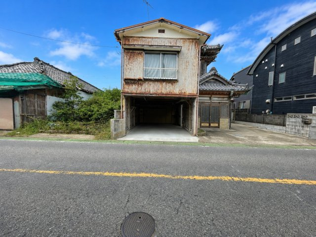 旭市足川　中古戸建の前面道路含む現地写真|※画像の一部はAIを用いて加工・編集しています。実際の状況と異なる場合がありますので、ご了承下さい。