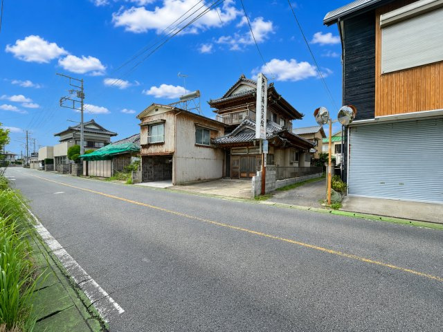旭市足川　中古戸建の前面道路含む現地写真|※画像の一部はAIを用いて加工・編集しています。実際の状況と異なる場合がありますので、ご了承下さい。
