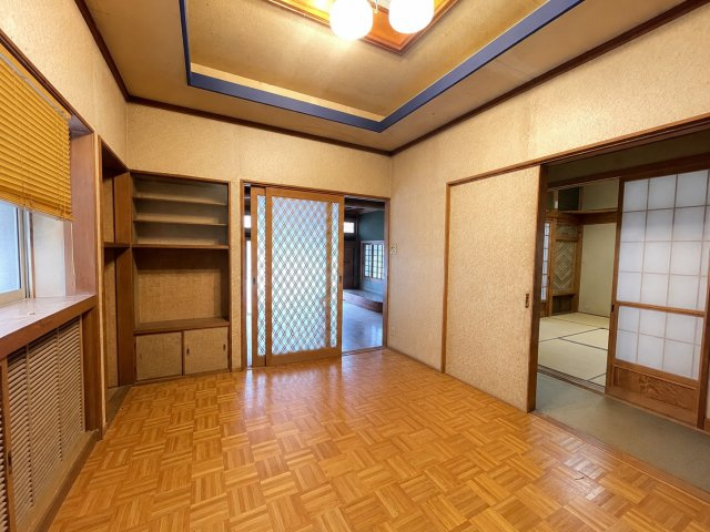 旭市足川　中古戸建の居間・リビング|※画像の一部はAIを用いて加工・編集しています。実際の状況と異なる場合がありますので、ご了承下さい。